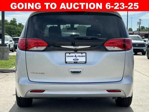 2022 Chrysler Voyager LX