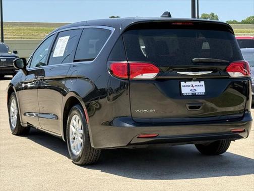 2022 Chrysler Voyager LX