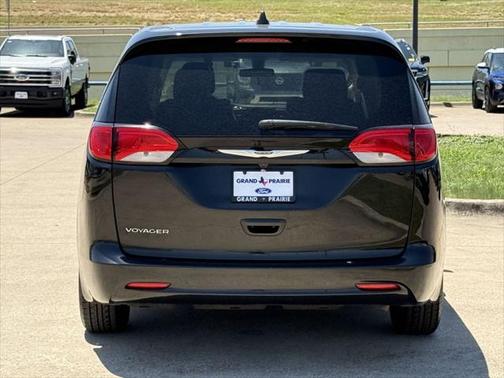 2022 Chrysler Voyager LX