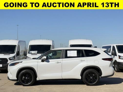White 2024 Toyota Highlander LE