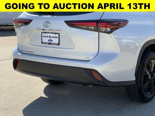 White 2024 Toyota Highlander LE