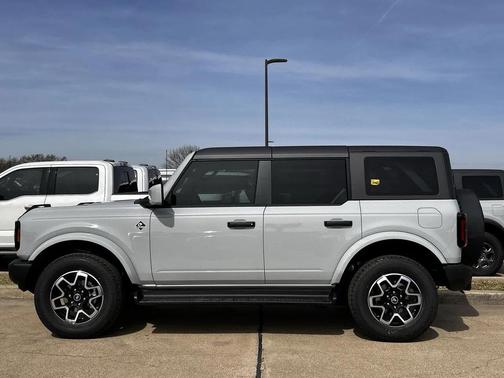 2026 Ford Bronco Outer Banks