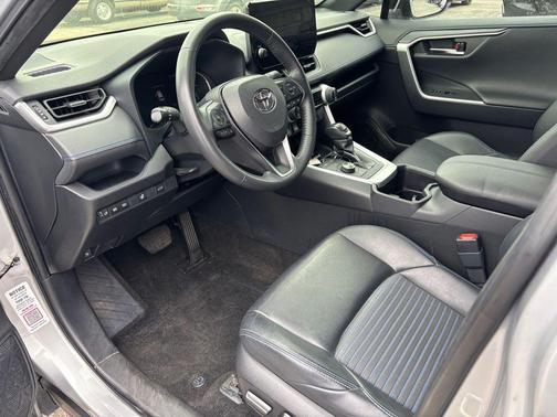 2023 Toyota RAV4 Hybrid SE