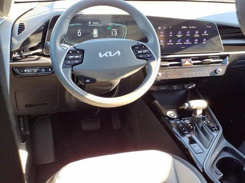 2023 Kia Niro SX