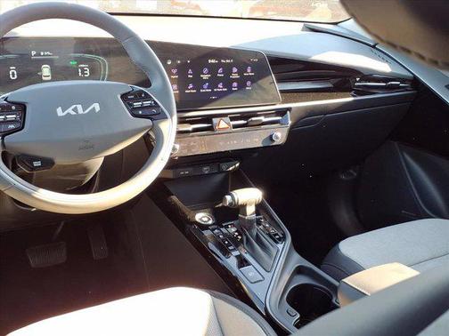 2023 Kia Niro SX
