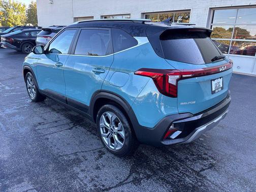 Pluton Blue/Black Roof 2024 Kia Seltos S