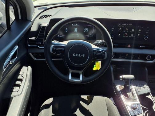 Snow White Pearl 2025 Kia Sportage LX
