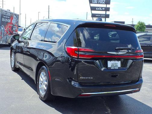 Brilliant Black Crystal Pearlcoat 2023 Chrysler Pacifica Touring L