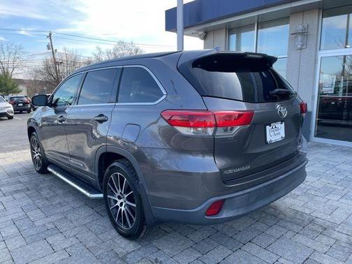 Predawn Gray Mica 2018 Toyota Highlander SE