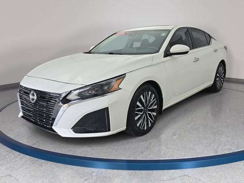White 2023 Nissan Altima 2.5 SV