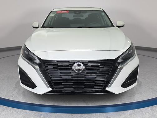 White 2023 Nissan Altima 2.5 SV