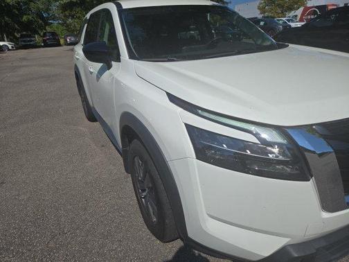 Glacier White 2024 Nissan Pathfinder S