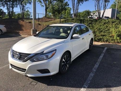 White 2018 Nissan Altima SV