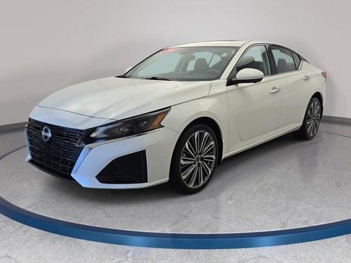 White 2023 Nissan Altima 2.5 SL