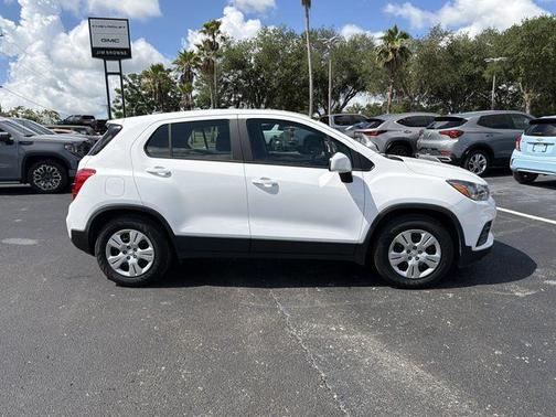 Summit White 2017 Chevrolet Trax LS