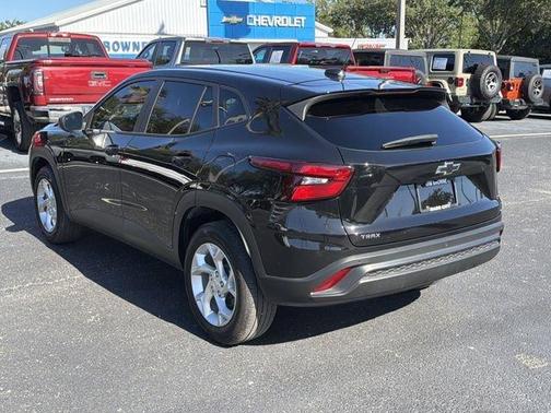 Mosaic Black Metallic 2025 Chevrolet Trax LS