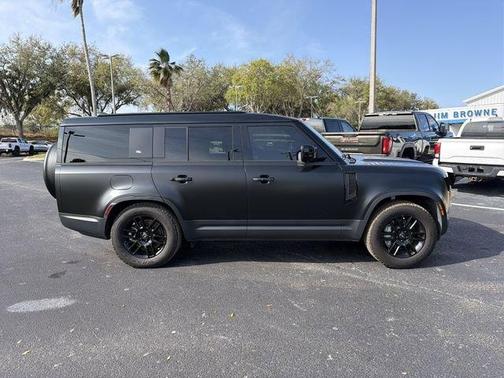 2023 Land Rover Defender SE