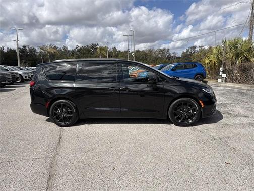 2023 Chrysler Pacifica Touring-L