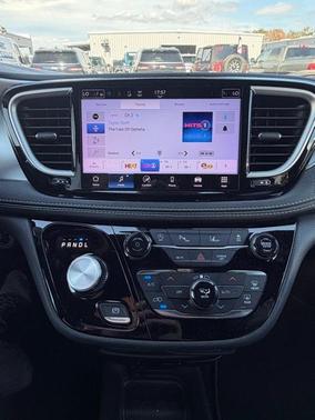 2023 Chrysler Pacifica Touring-L