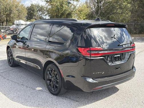 2023 Chrysler Pacifica Touring-L