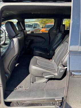 2023 Chrysler Pacifica Touring-L