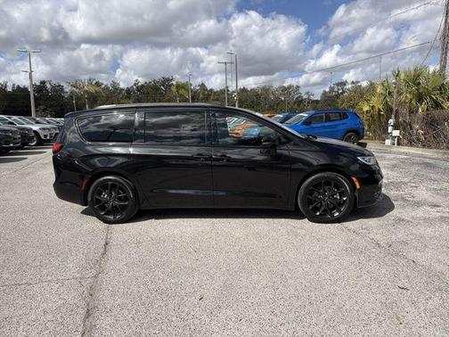 2023 Chrysler Pacifica Touring-L
