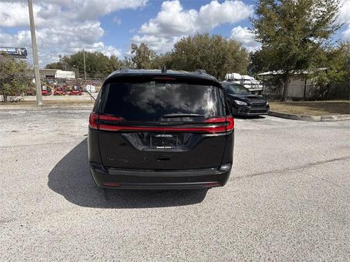 2023 Chrysler Pacifica Touring-L