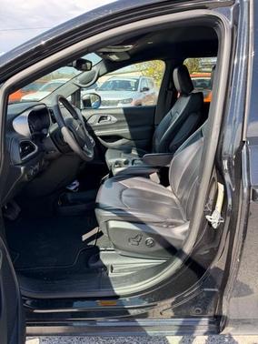 2023 Chrysler Pacifica Touring-L