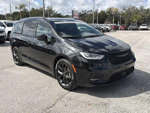 2023 Chrysler Pacifica Touring-L