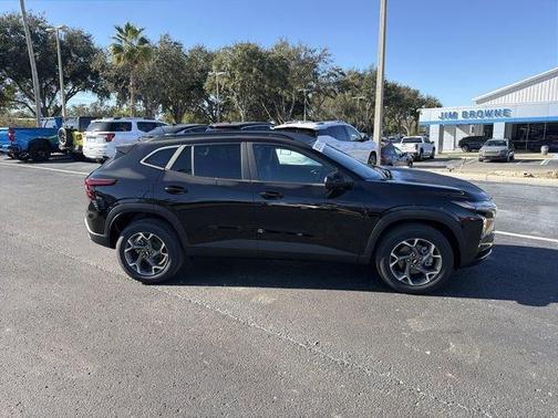 Mosaic Black Metallic 2026 Chevrolet Trax LT