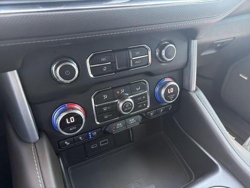 White Frost Tri-Coat 2022 GMC Yukon SLT