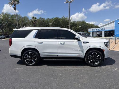 White Frost Tri-Coat 2022 GMC Yukon SLT