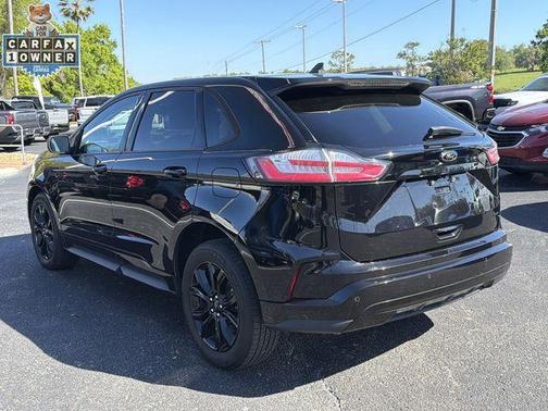 Black 2022 Ford Edge SE