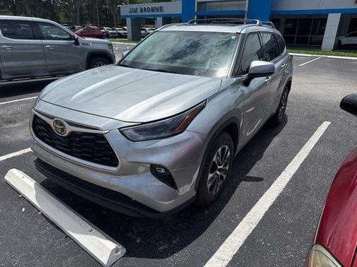 Celestial Silver Metallic 2021 Toyota Highlander XLE