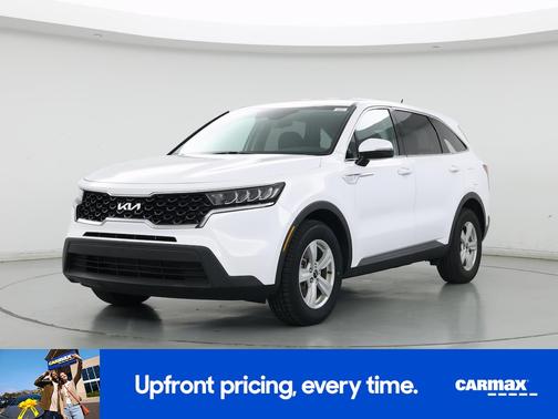 White 2023 Kia Sorento LX