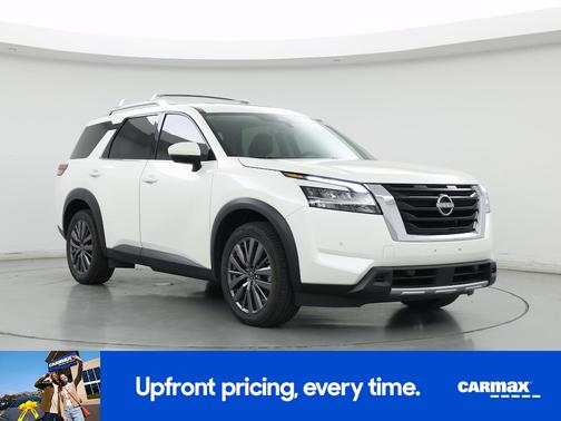 White 2023 Nissan Pathfinder SL