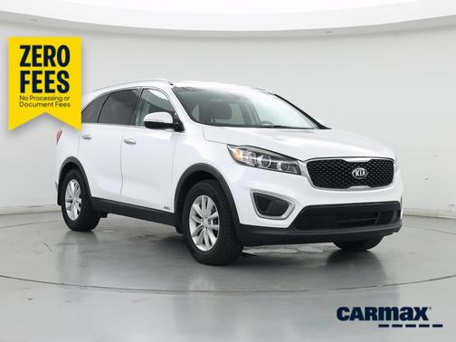 White 2017 Kia Sorento LX