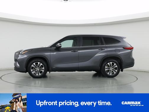 Gray 2023 Toyota Highlander Hybrid XLE