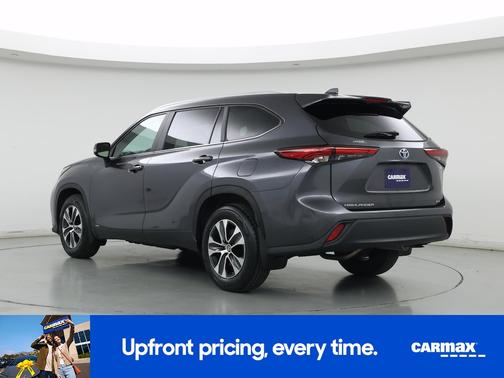 Gray 2023 Toyota Highlander Hybrid XLE
