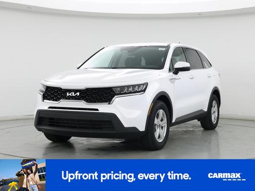 White 2023 Kia Sorento LX