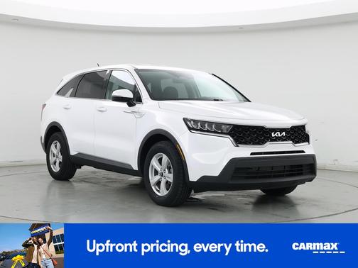 White 2023 Kia Sorento LX