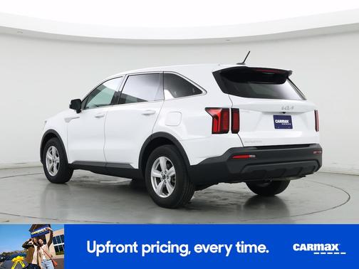 White 2023 Kia Sorento LX