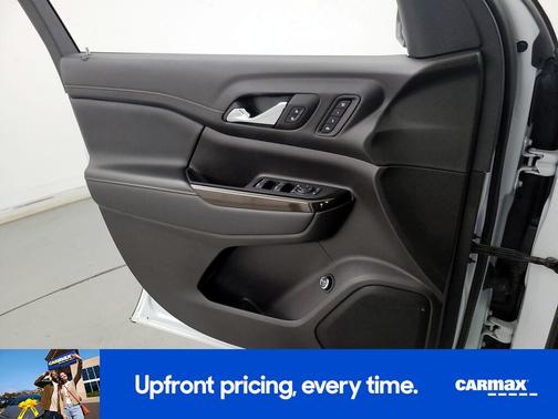 White 2023 GMC Acadia AT4