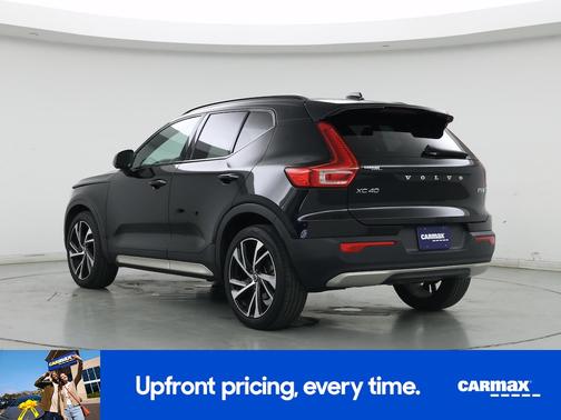 Black 2022 Volvo XC40 T5 R-Design
