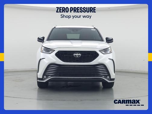 White 2023 Toyota Highlander XSE