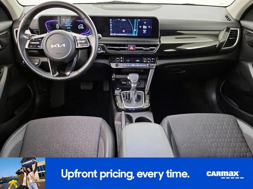 White 2025 Kia Seltos S