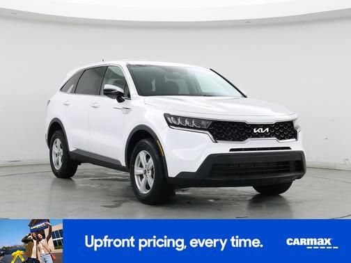 White 2023 Kia Sorento LX