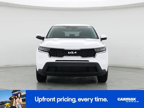 White 2023 Kia Sorento LX