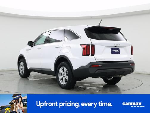 White 2023 Kia Sorento LX