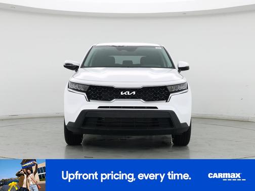 White 2023 Kia Sorento LX